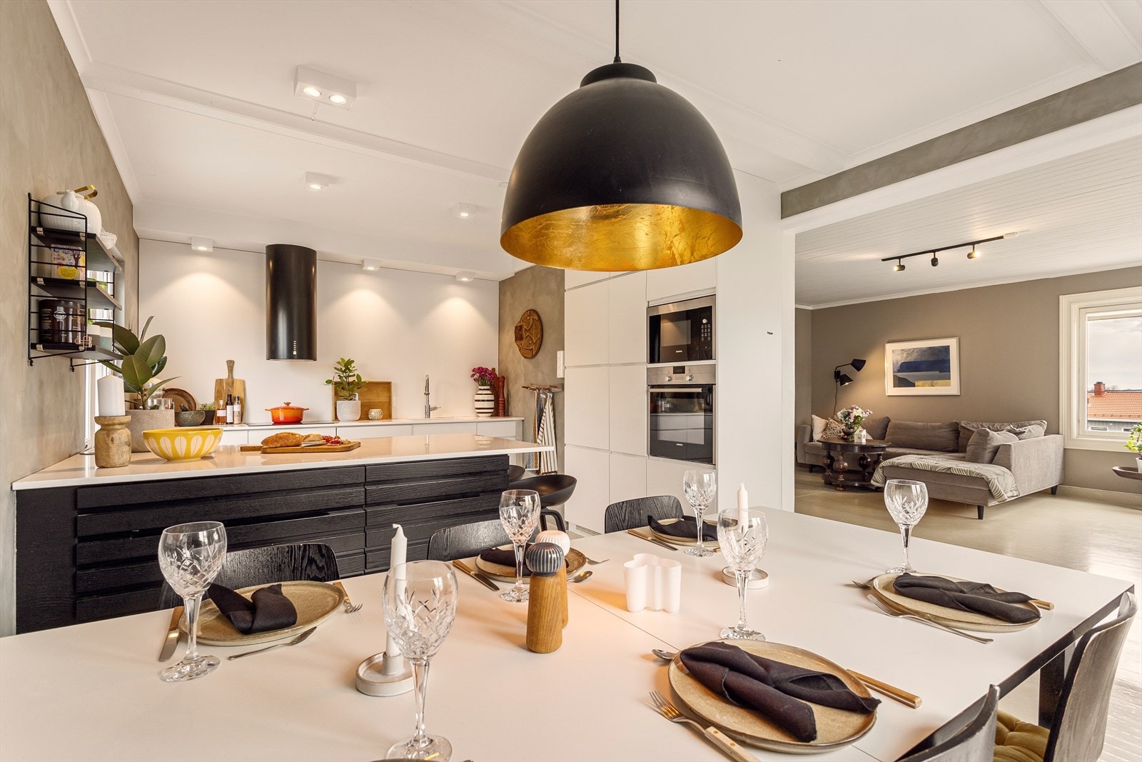 Kjøkkenet er fra 2017 og har meget god innredning og skapplass. Galleribilde