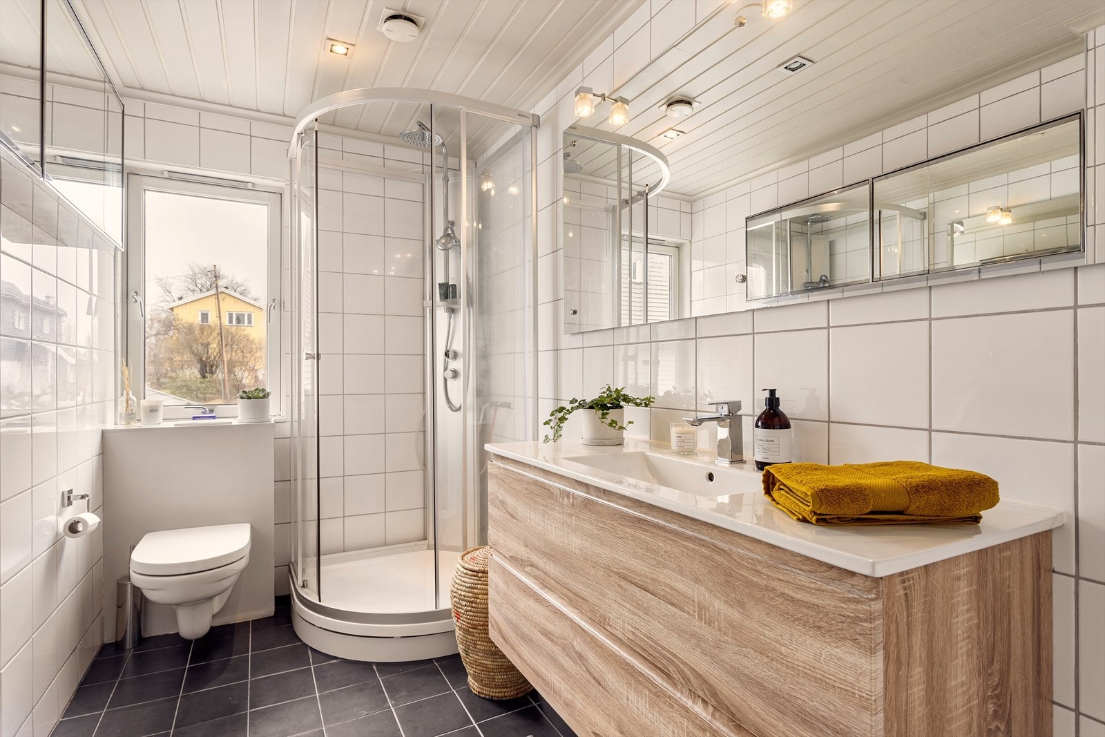 Det er 2 bad i boligen. Her fra hovedbadet i 2. etg. som ble pusset opp i 2002. I 2017 ble det montert veggmontert klosett, samt videreført rør og ledninger til soverom nr. 2 (som i dag benyttes som vaskerom/bod). Galleribilde