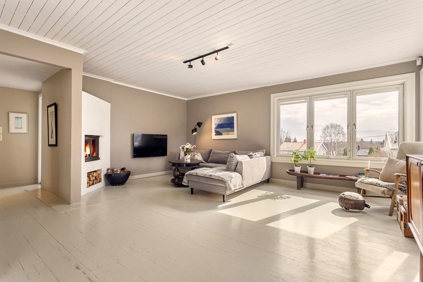 Fra en halvtrapp opp fra gangen føres du videre inn mot den fantastiske og romslige stuen. Galleribilde