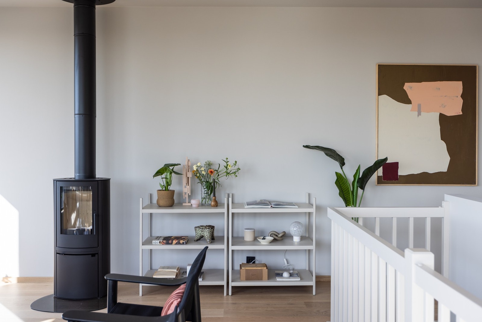 Legg også merke til den moderne peisovnen som vil bidra med lun stemning i vinterhalvåret. Galleribilde