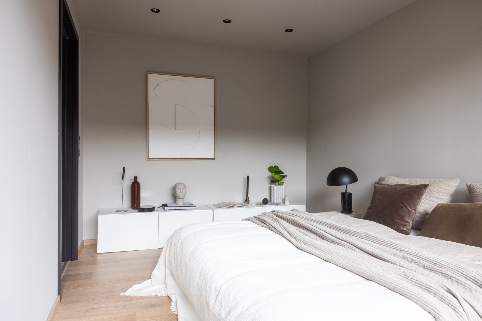 Et av rommene fremgår som det naturlige hovedsoverommet, mens de tre øvrige vil fungere utmerket som barnerom, gjesterom eller kontor. Galleribilde