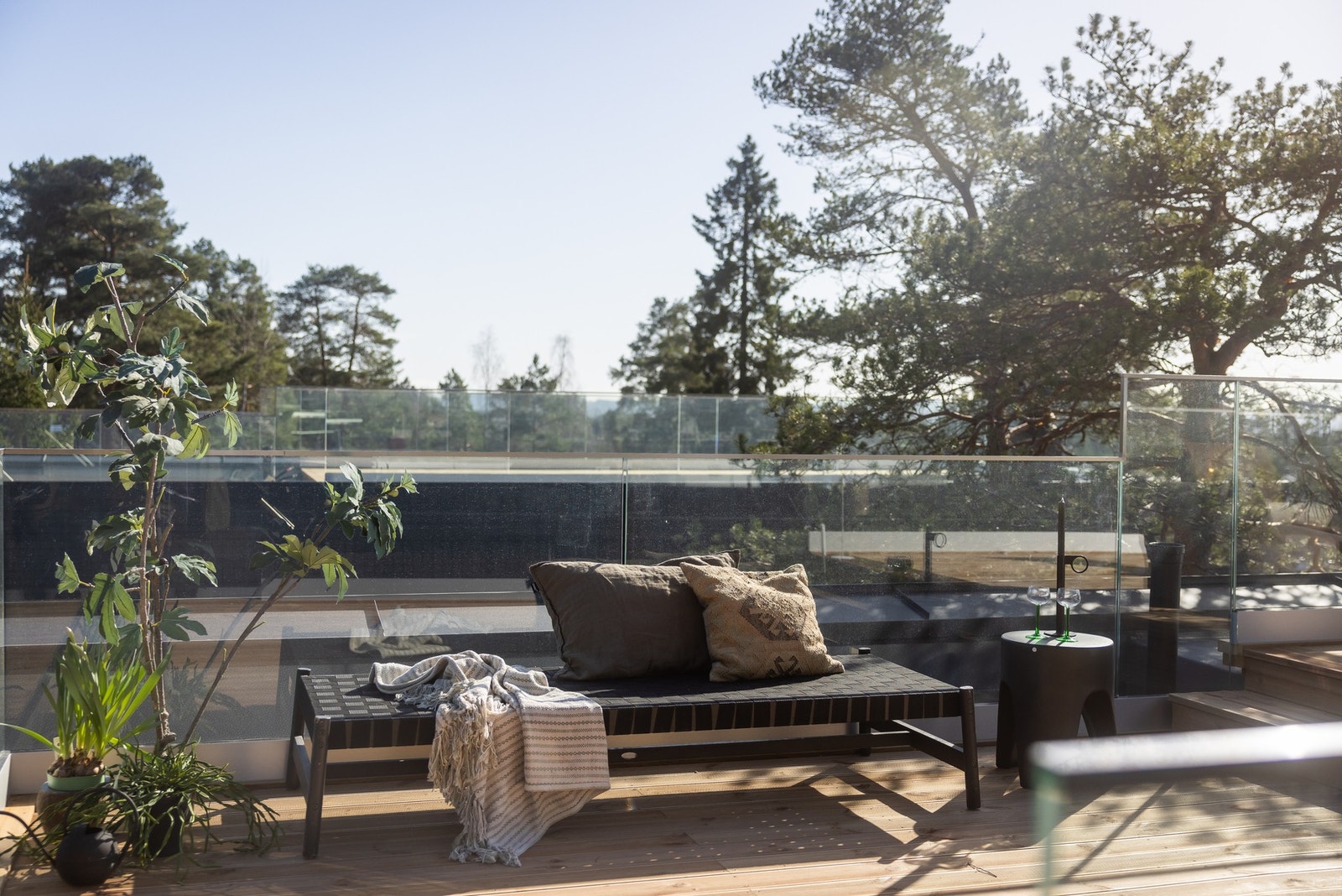 Terrassedekket er av terrassebord i impregnert treverk og det er elegant rekkverk i glass rundt hele terrassen. Galleribilde