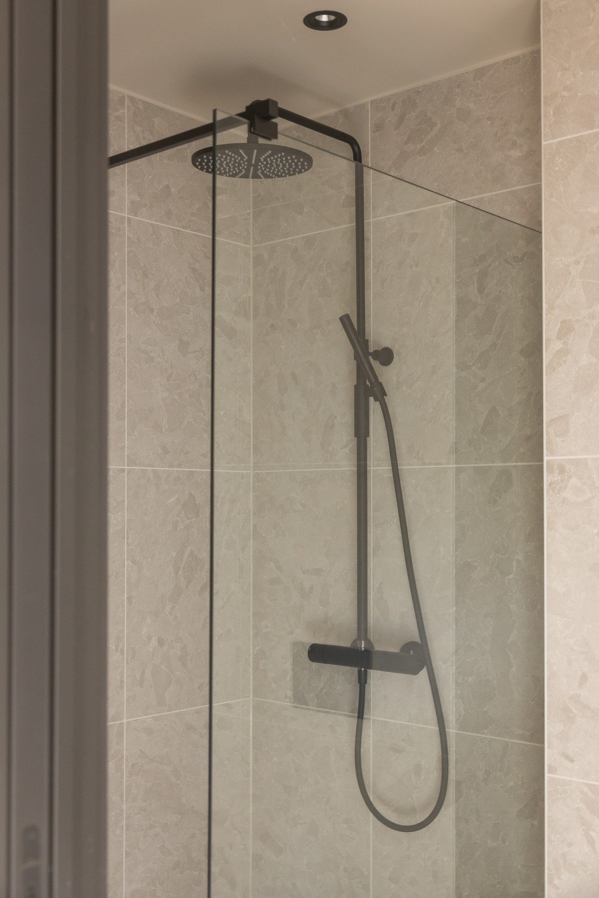 Badet er romslig og lunt, og du kan her starte dagene på behagelig vis, kun et par meter fra sengen. Badet er innredet med dusjhjørne, toalett og baderomsmøbel med skuffer og heldekkende servant. Galleribilde