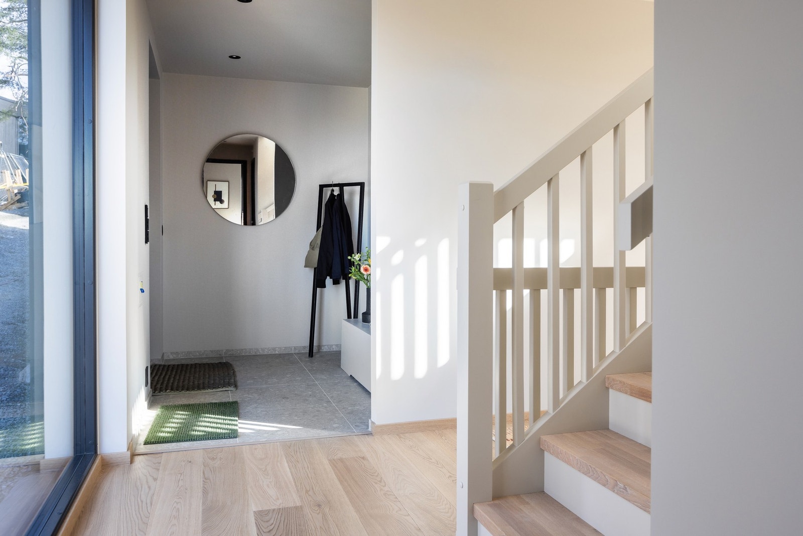Hyggelig entré med plass til garderobe og 60x60 fliser på gulvet med gulvvarme. Galleribilde