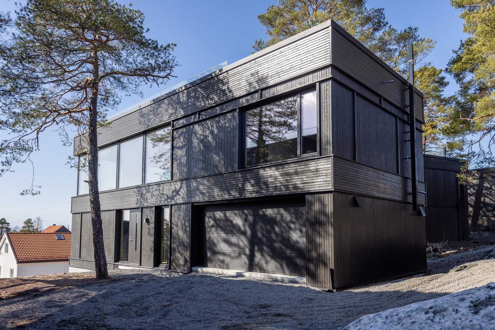 En helt ny og ubebodd enebolig i et veletablert og hyggelig boligområde på Nordstrand. Galleribilde