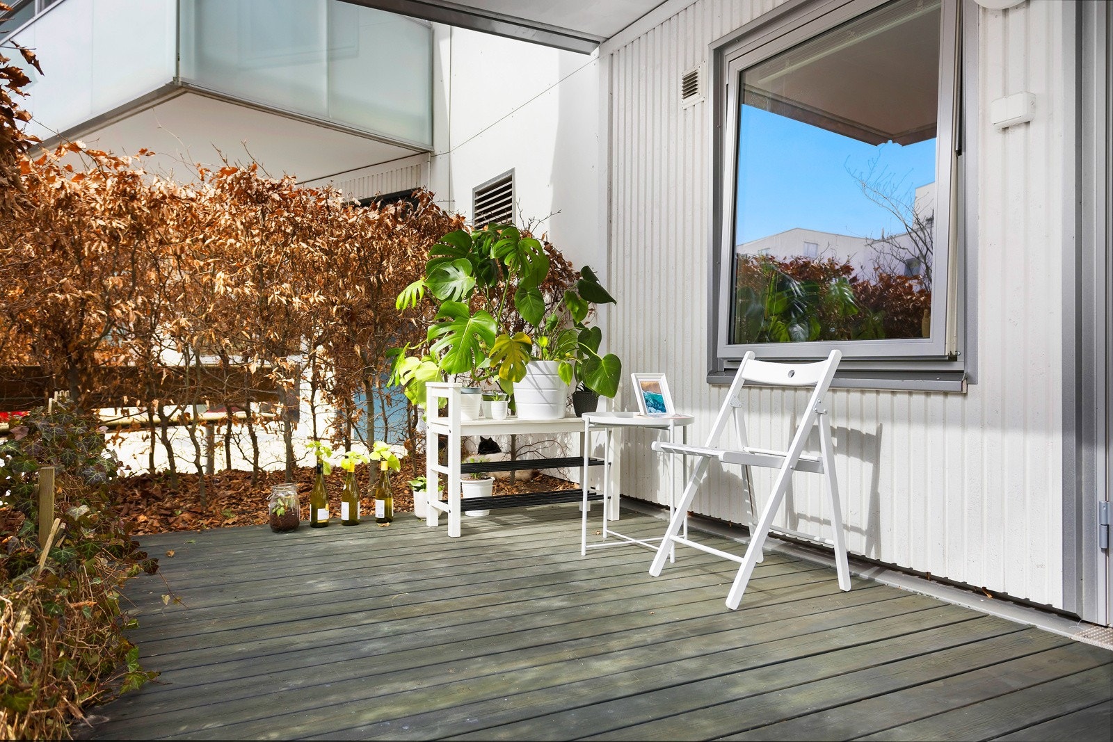 Den ligger skjermet til, omkranset av hekk og beplantning Galleribilde