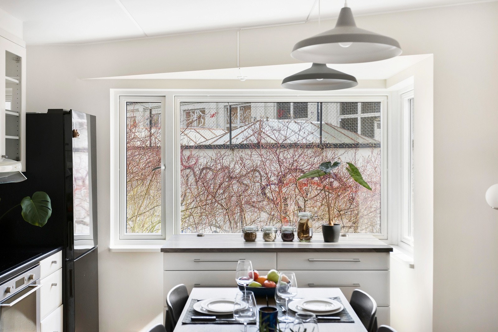 De store vindusflatene fra to sider slipper inn godt med lys i rommet Galleribilde