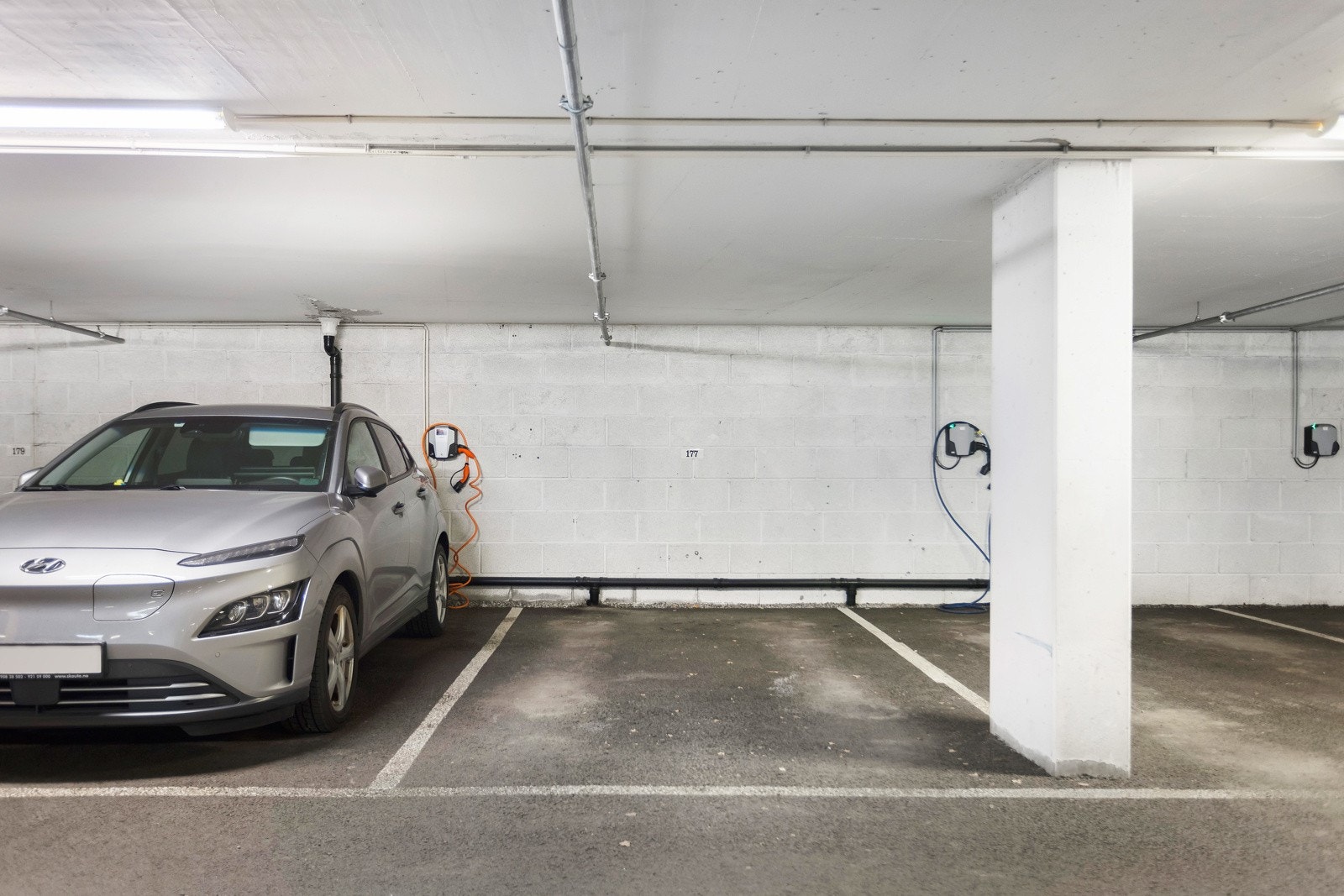 Medfølgende garasjeplass via heisadkomst og kjellerbod på 7 kvm Galleribilde