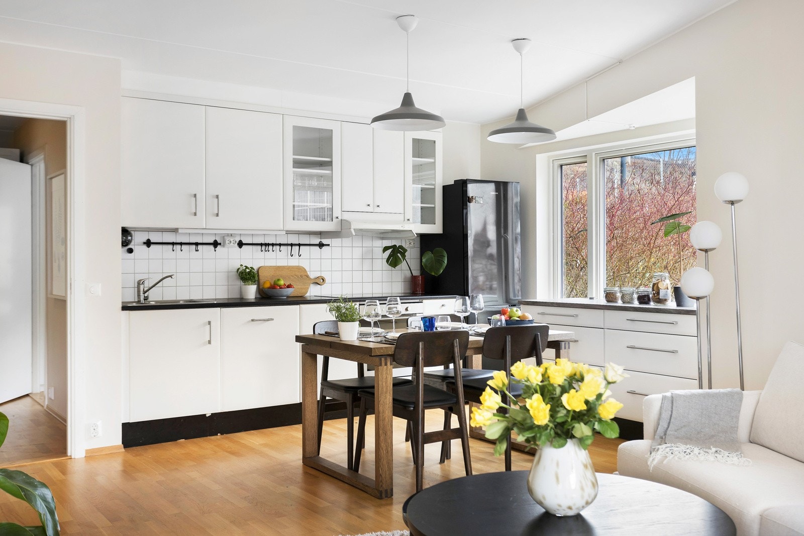 Kjøkkenet ligger i åpen løsning til stuen, noe som gir en sømløs og åpen forbindelse Galleribilde