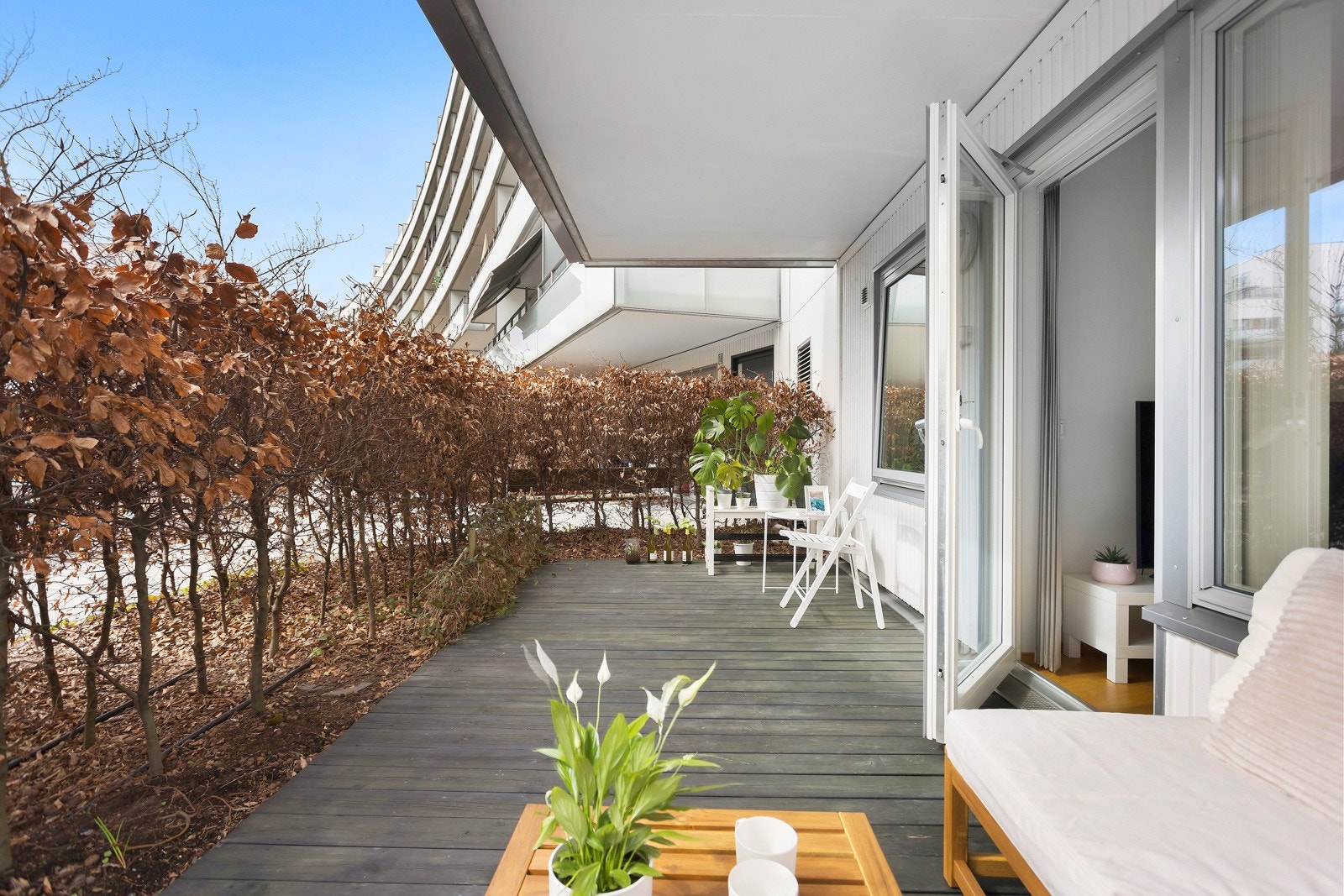 Fra stuen er det utgang til overbygget markterrasse på 13 kvm Galleribilde