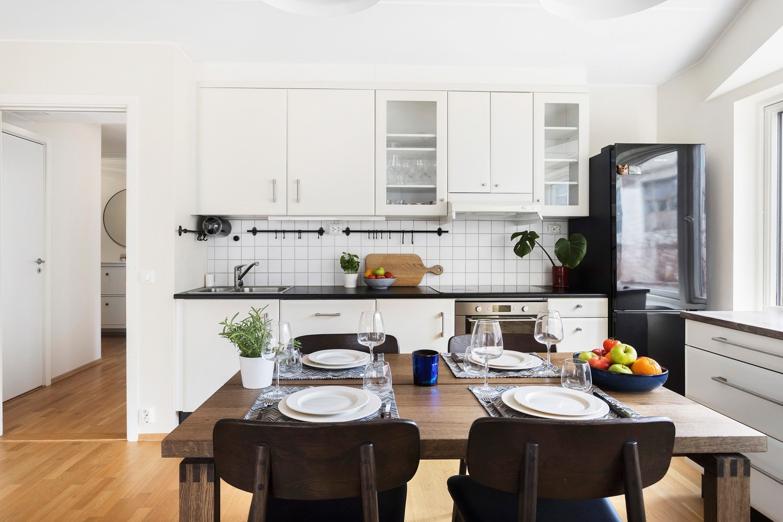 Dedikert spiseområde i praktisk tilknytting til kjøkkenet Galleribilde