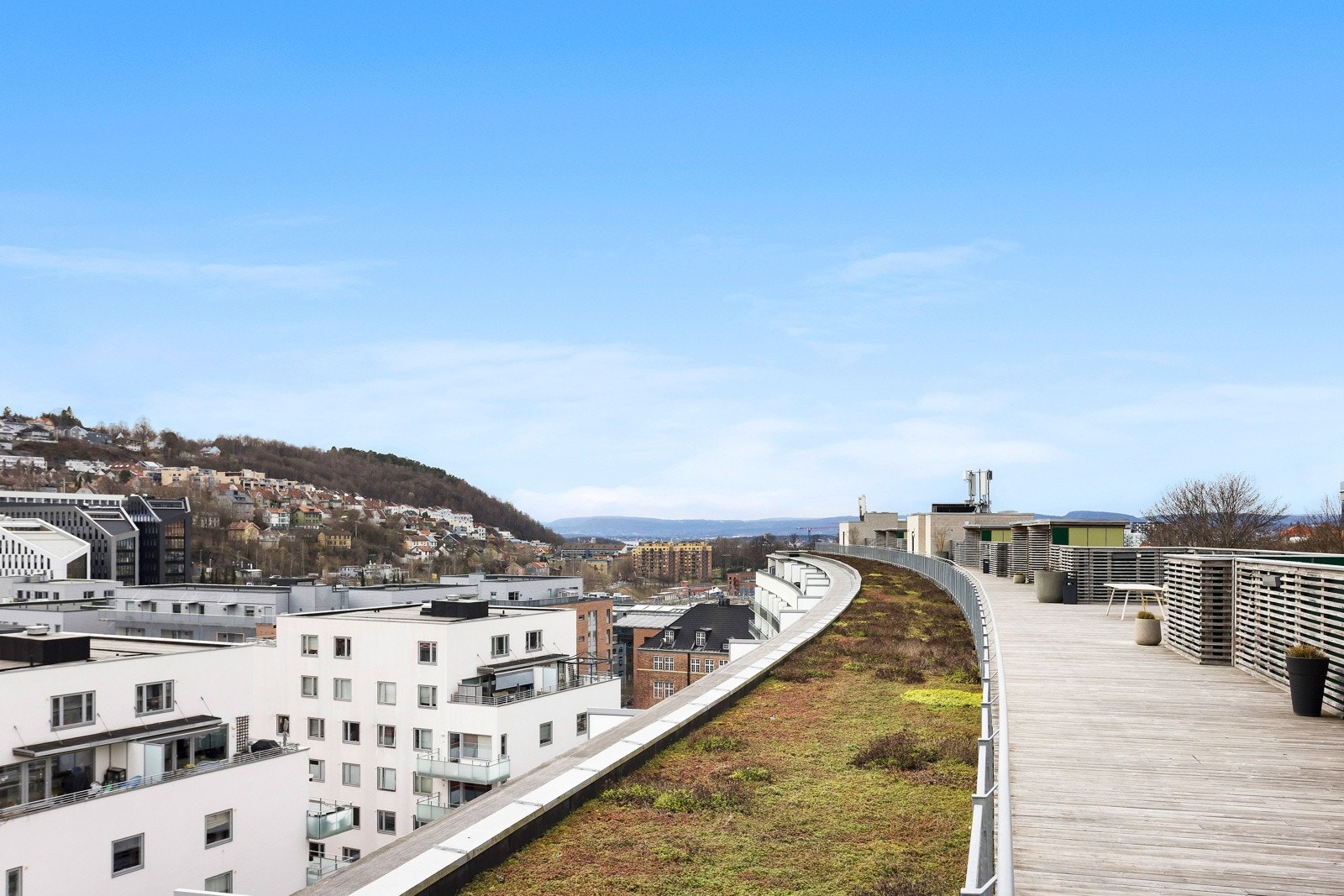 Beboerne har tilgang til en imponerende takterrasse på hele 130 kvm Galleribilde