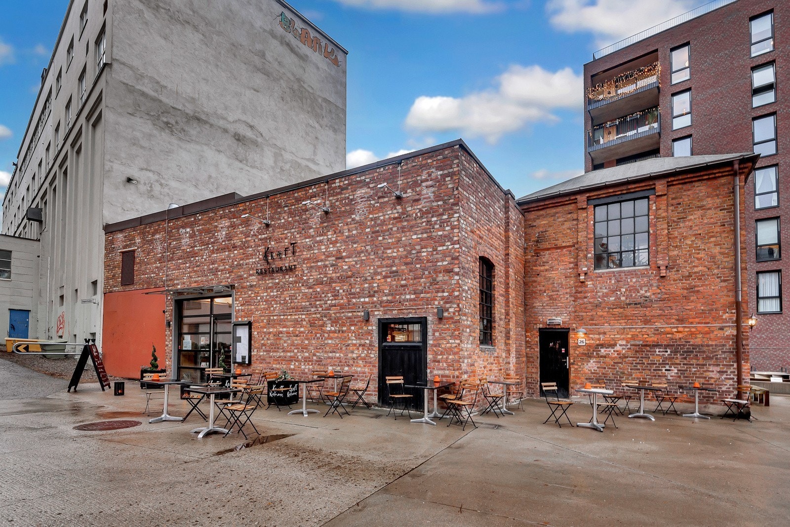 I Kværnerbyen finner du alt du trenger i hverdagen, fra dagligvarebutikker som KIWI til restauranter som Kraft Restaurant og Åpent Bakeri som serverer håndverksbakst Galleribilde