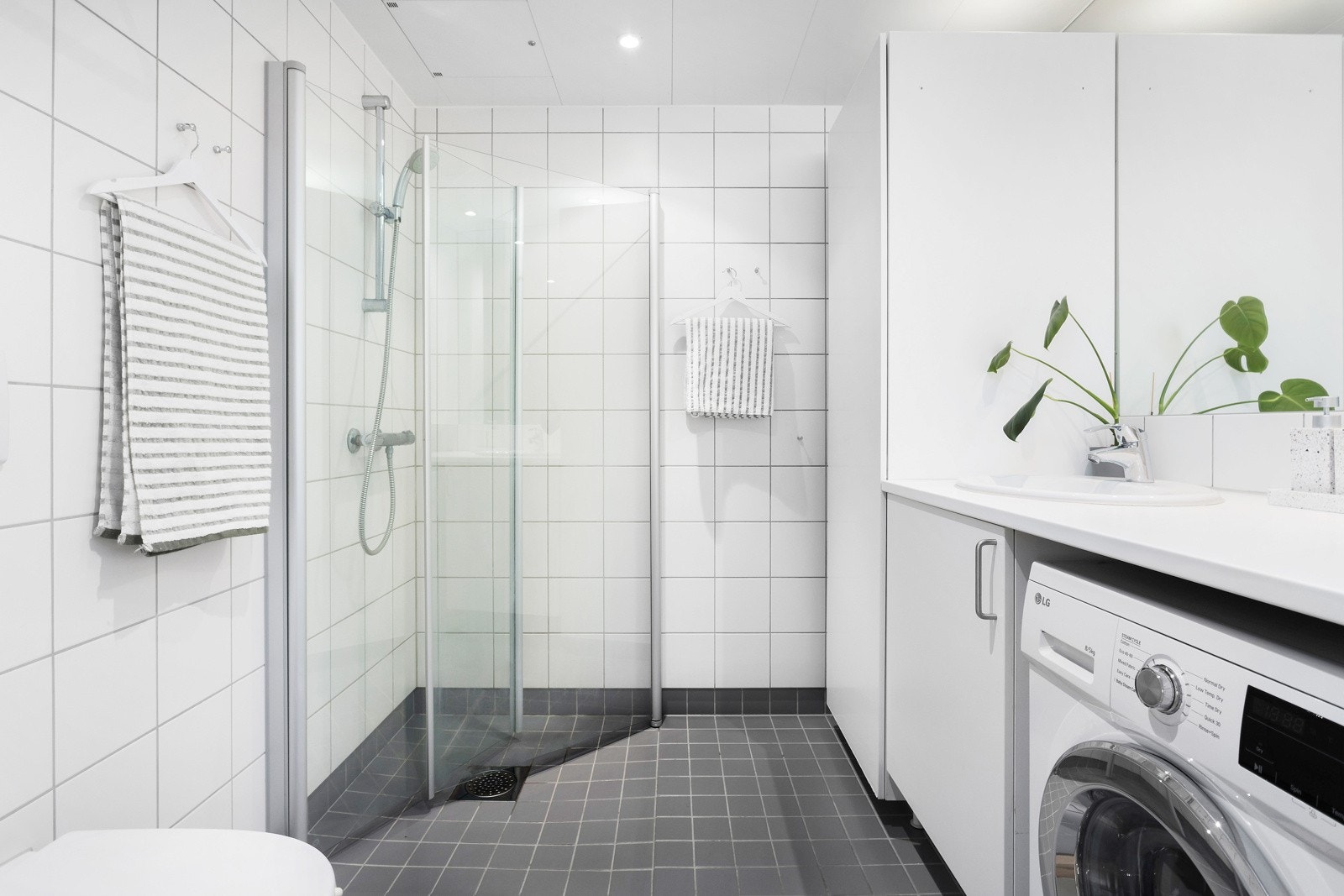 Pent kombinert bad og vaskerom fra 2012 Galleribilde