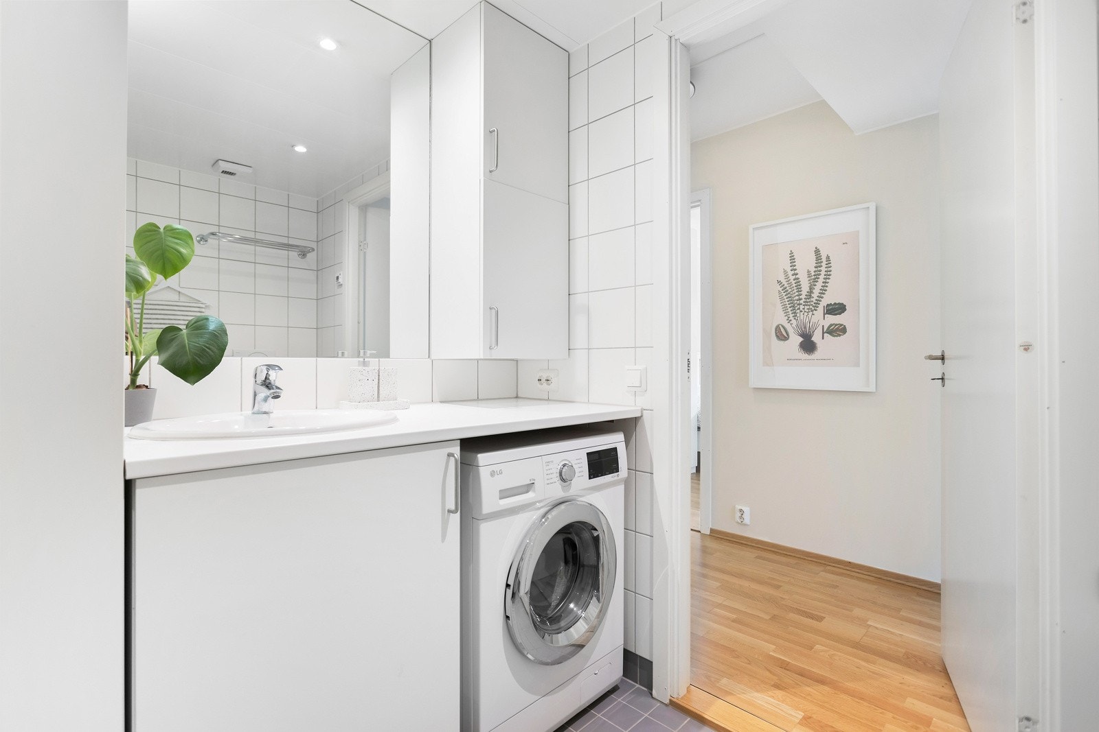 Overflatene er pent flislagt med varmekabler for ekstra komfort og downlights i himlingen gir en behagelig atmosfære Galleribilde