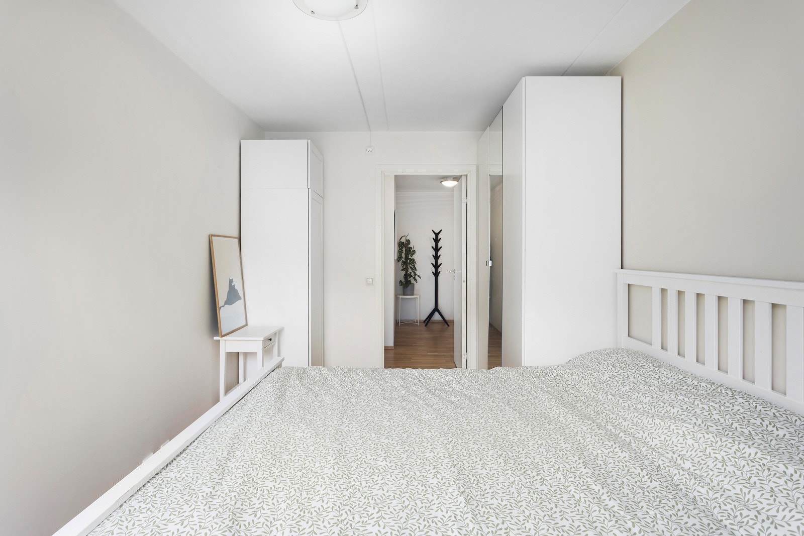 På hovedsoverommet er det god plass til dobbeltseng, skrivepult og garderobeskap som medfølger salg Galleribilde