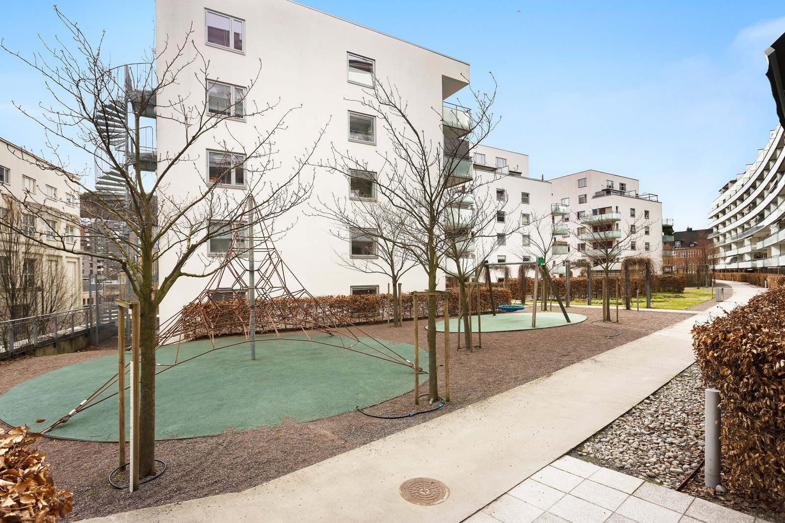 Lekeplassen utenfor stuevinduet gjør det praktisk for foreldre med små barn å holde øye med de minste mens de leker utendørs Galleribilde