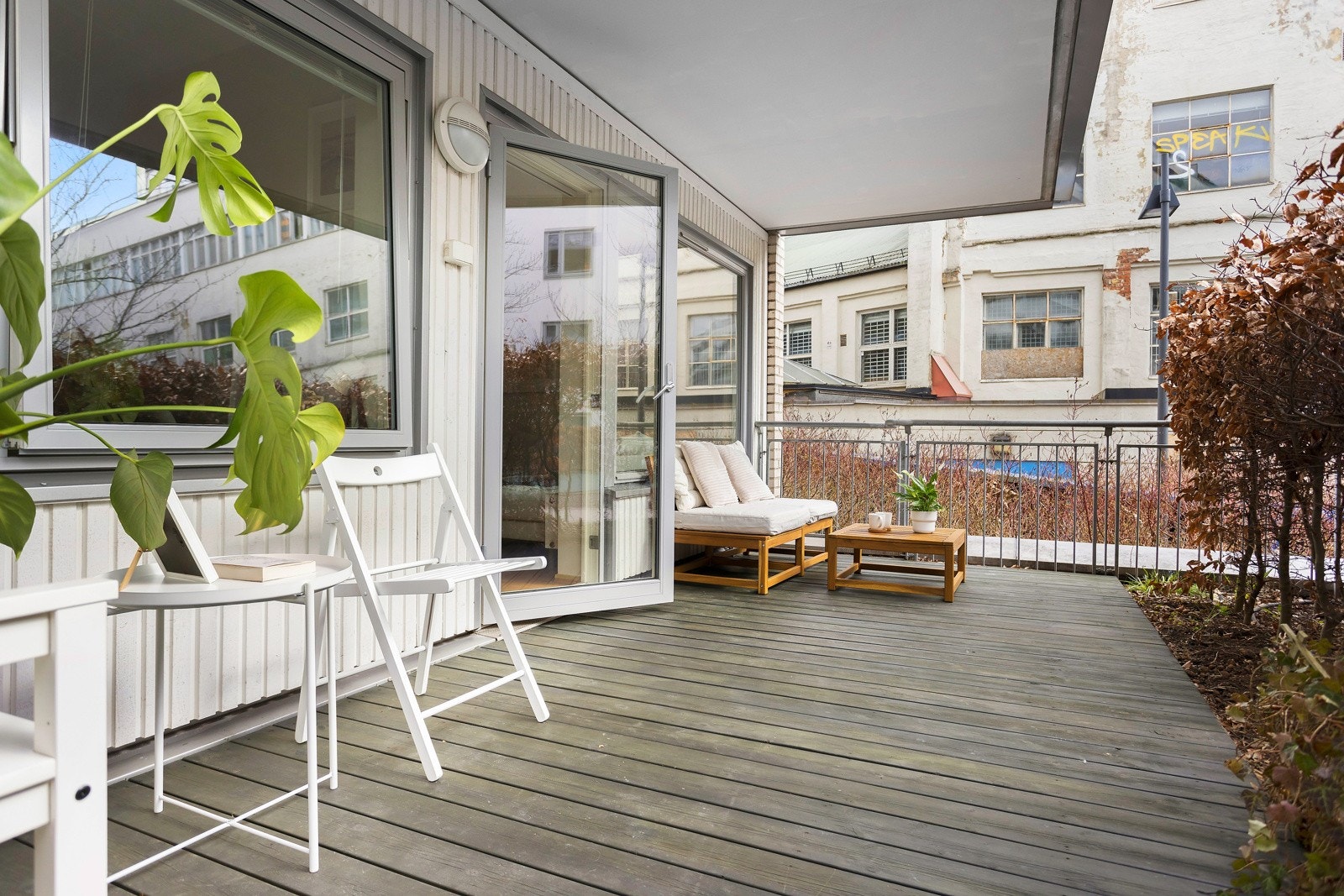 En hyggelig plass med møbleringsmuligheter for lounge, spisebord, grill og annet ønskelig utemøblement Galleribilde