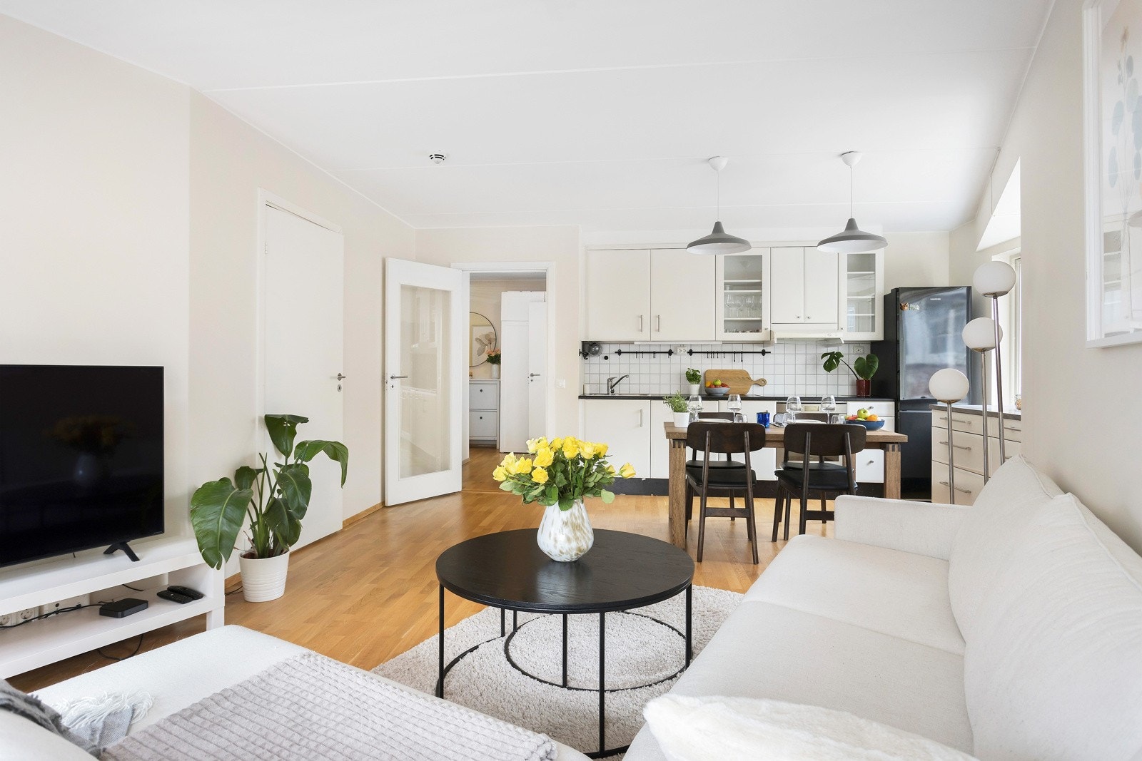 Det er her god plass til både sofaseksjon, spisebord og annet ønskelig tilbehør Galleribilde