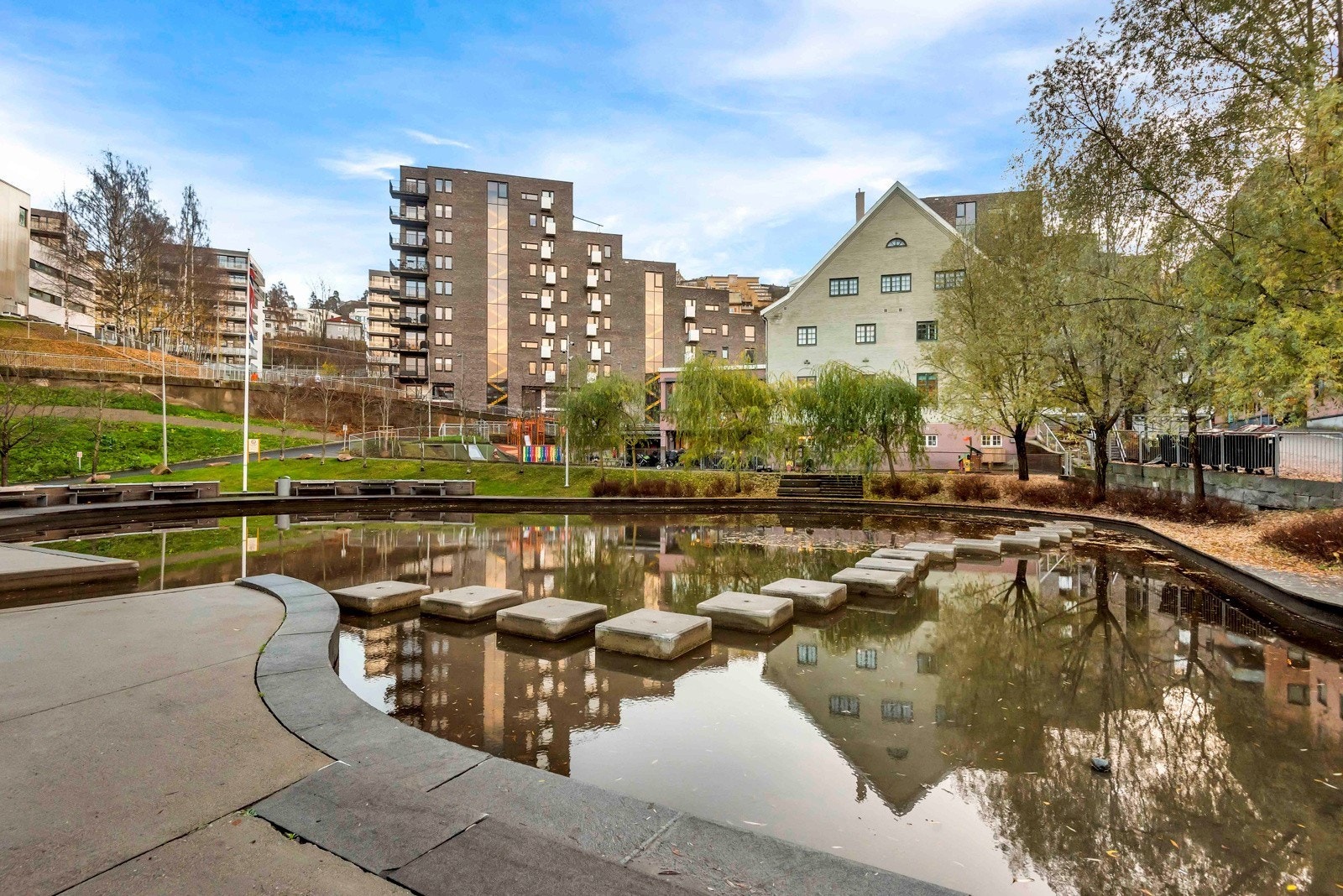 Området er omgitt av frodige grøntområder med vannspeil og flere koselige sitteområder i bakgårdene Galleribilde