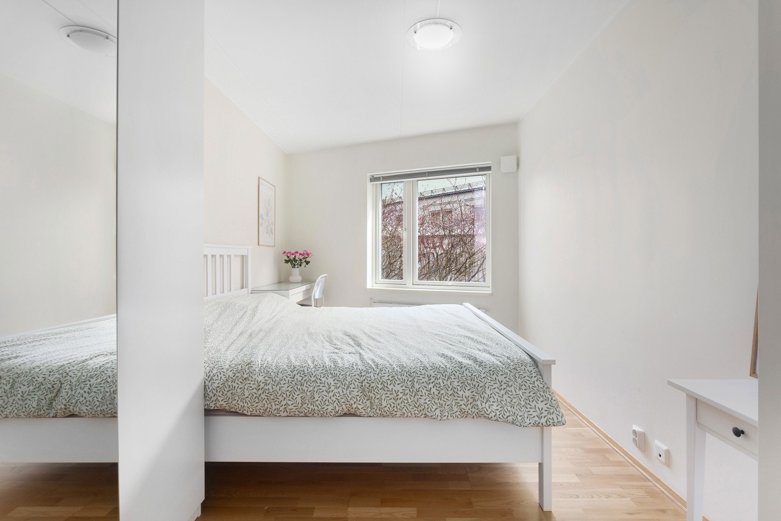 Leiligheten byr på totalt to soverom, her fra hovedsoverommet Galleribilde