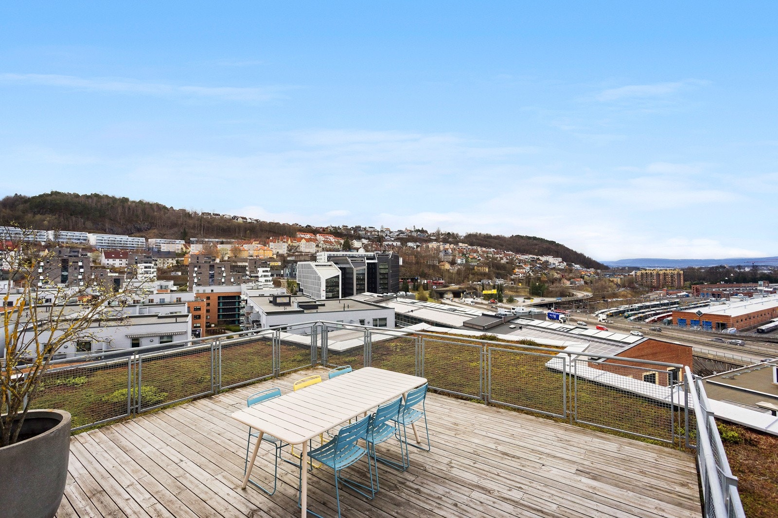 Beboerne har tilgang til en imponerende takterrasse på hele 130 kvm Galleribilde