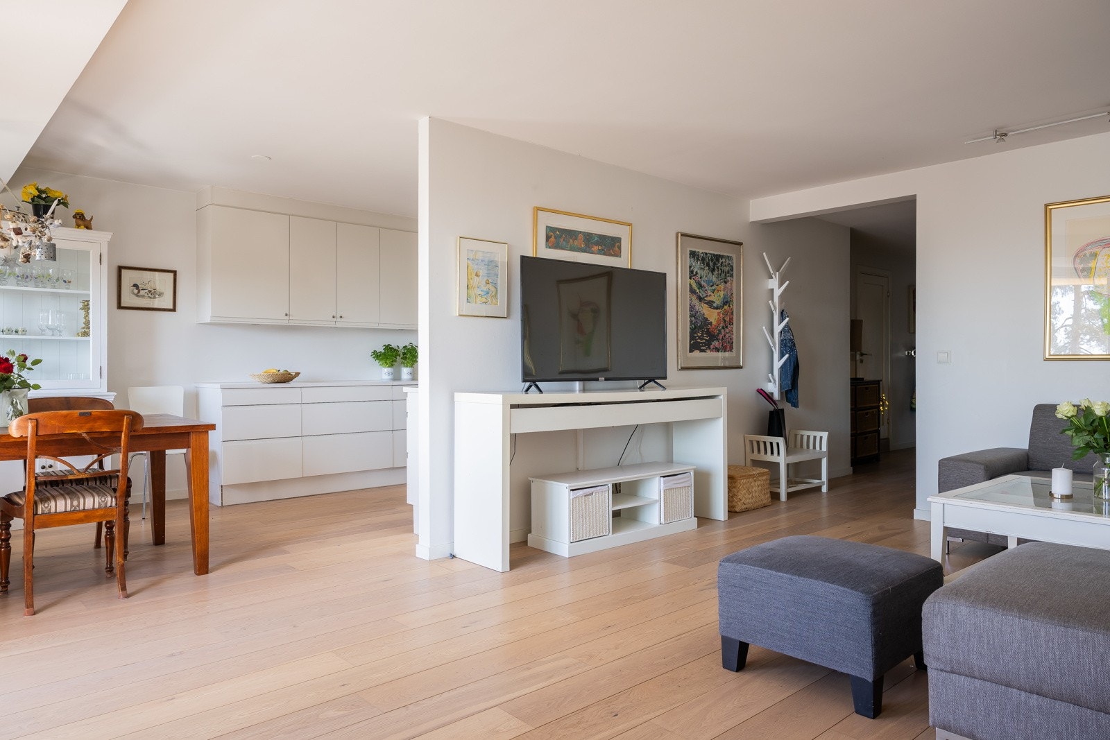 Kjøkkenet og stuen ligger i naturlig tilknytning til hverandre med delvis åpen løsning Galleribilde