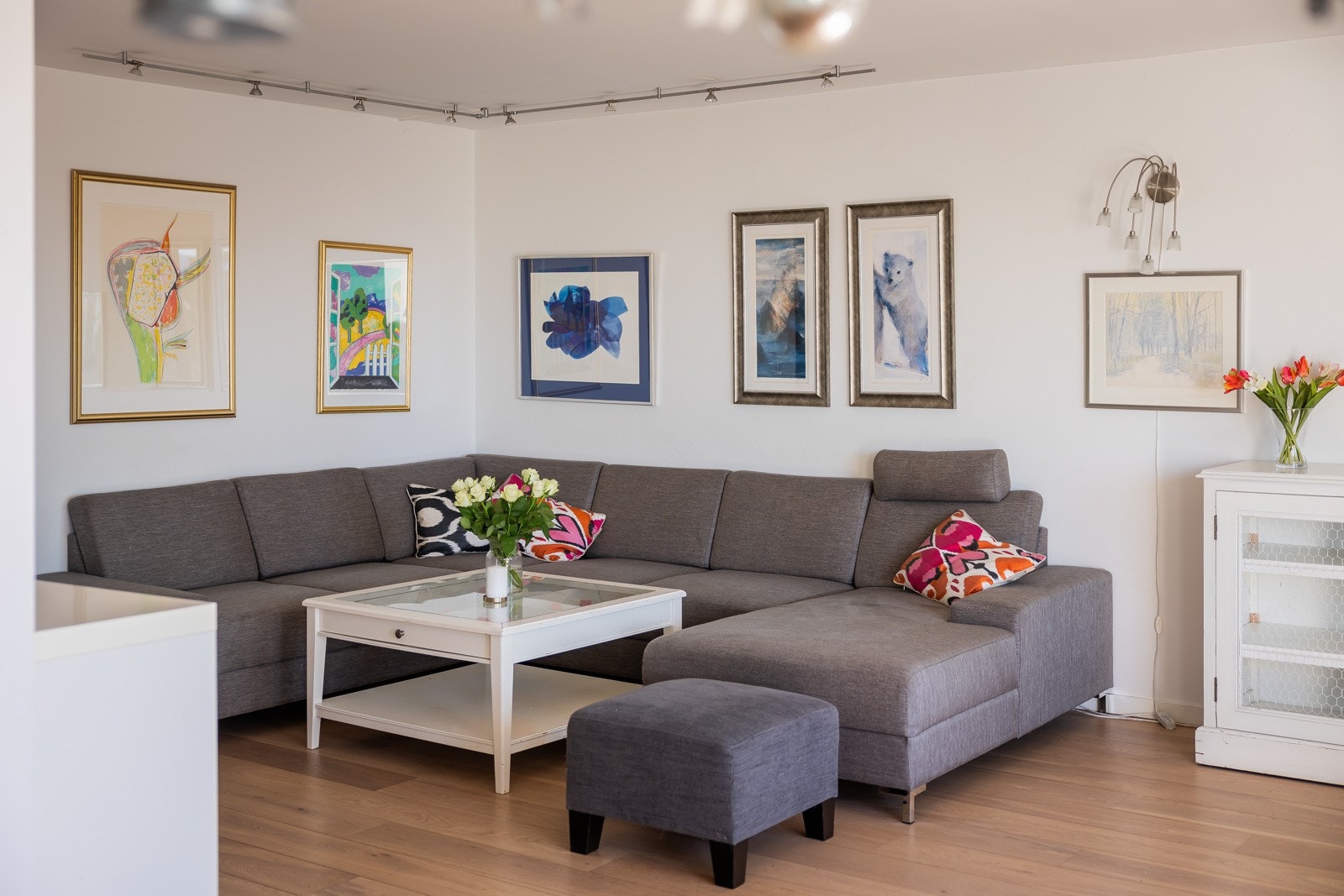 Stuen er i dag innredet med en koselig sofagruppe Galleribilde