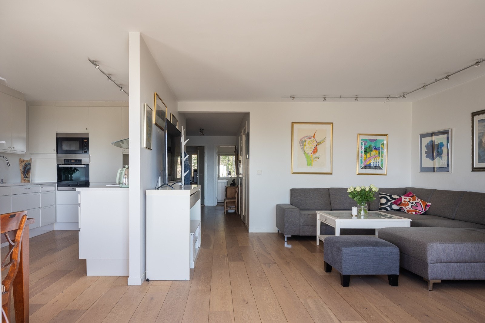 Fra balkongen har du kort vei til både stue og kjøkken Galleribilde