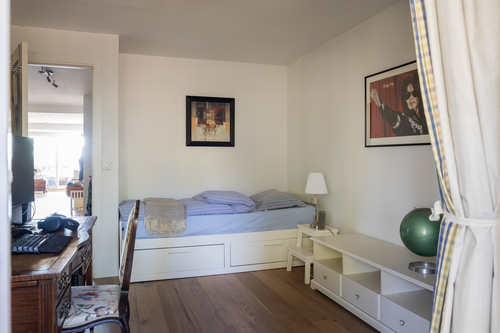 Hovedsoverommet har god plass til dobbeltseng med tilhørende nattbord og garderobeskap Galleribilde