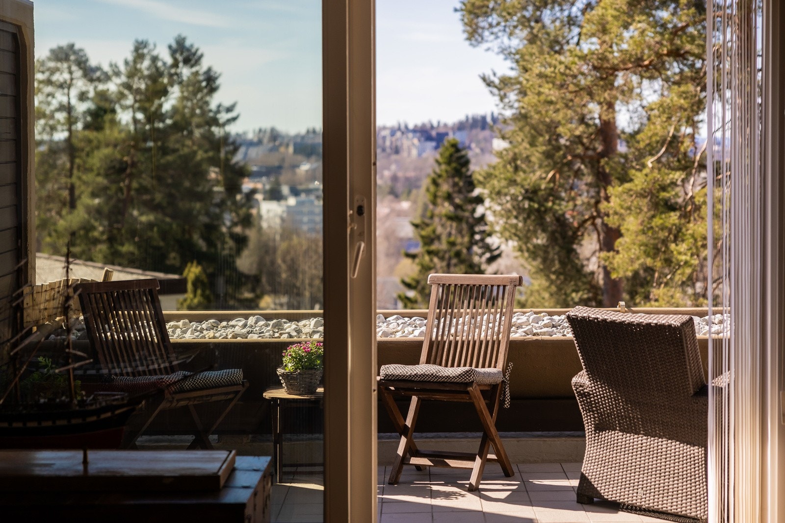 Fra stuen har du utgang til sørvendt balkong på ca. 12 kvm Galleribilde