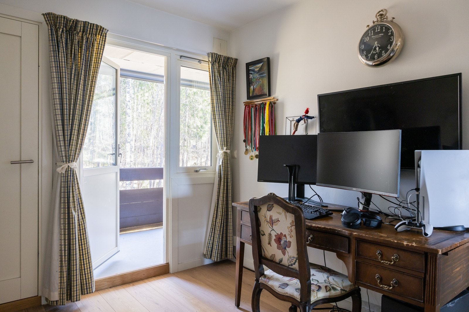 Fra hovedsoverommet har du utgang til en herlig balkong Galleribilde