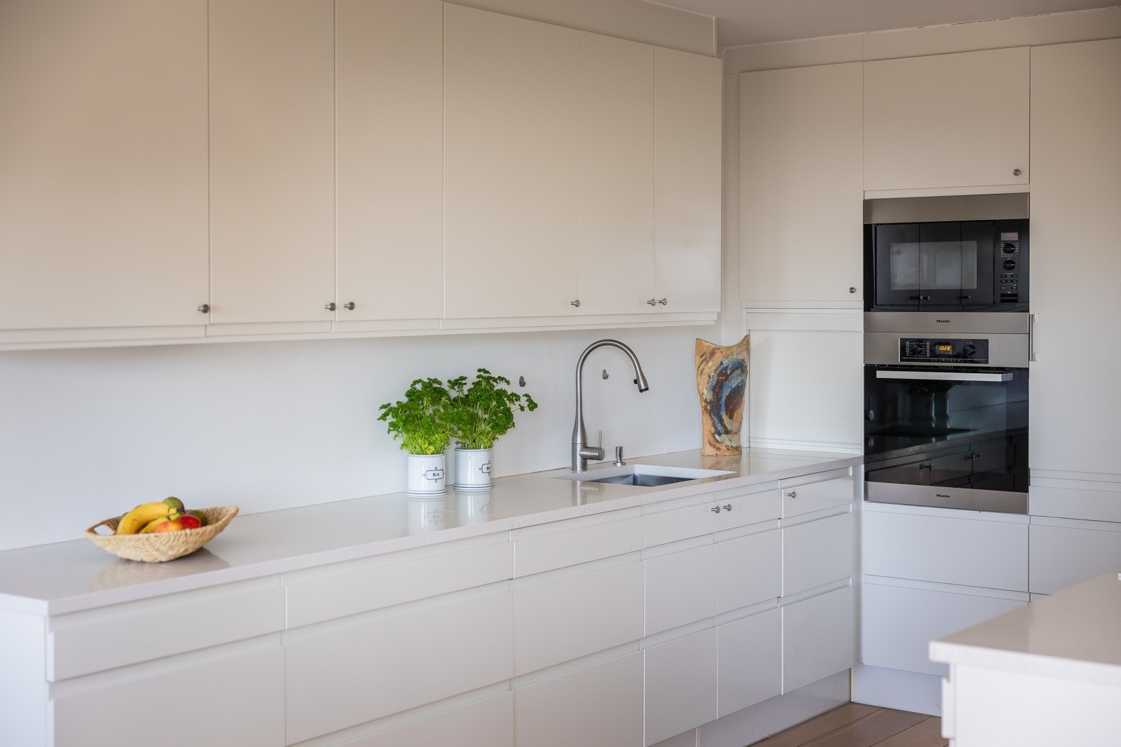 Kjøkkenet er innbydende og har god skap- og benkeplass Galleribilde