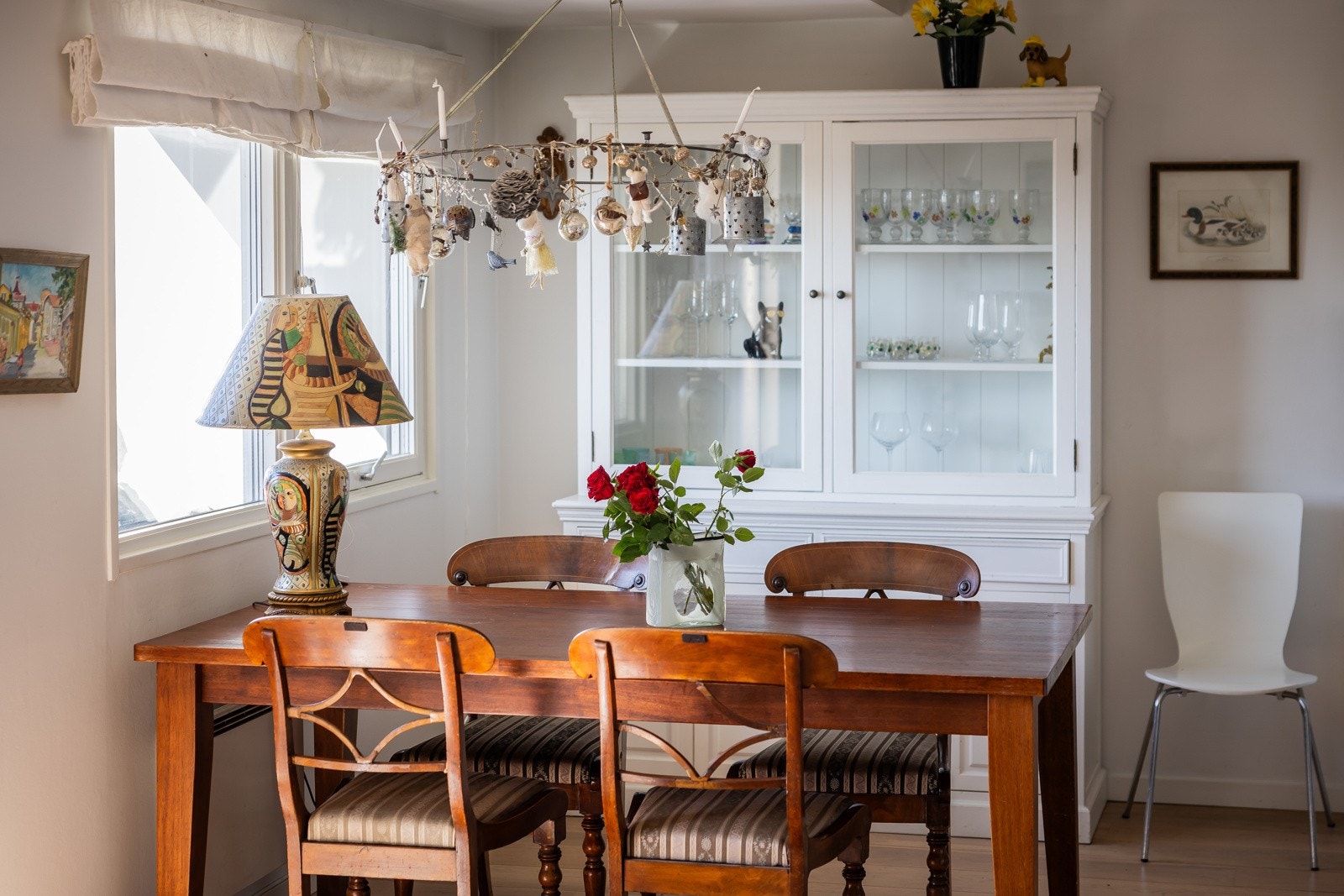 En naturlig plass til spisebord gjør dette til en sosial sone Galleribilde