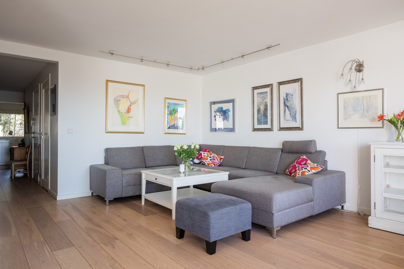 Leiligheten har en praktisk planløsning med 3 soverom plassert i den ene enden og stue/kjøkken i den andre Galleribilde