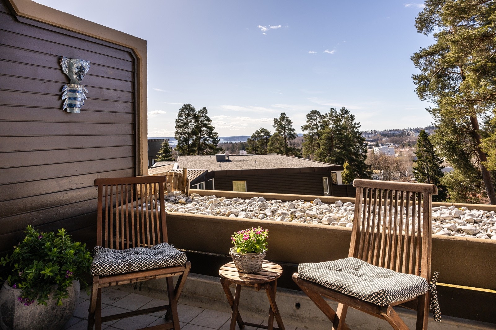 Koselig og skjermet balkong hvor du kan nyte sommeren Galleribilde