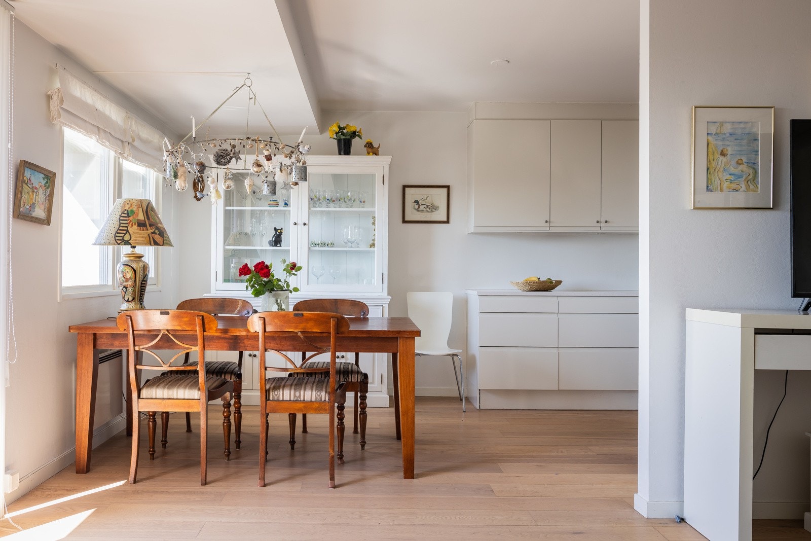 En lys og romslig sone med åpen stue- og kjøkkenløsning Galleribilde