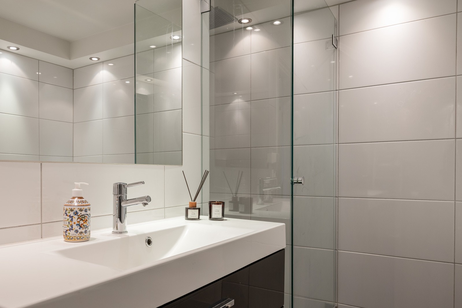 Innbydende farger på fliser og baderomsinnredning Galleribilde