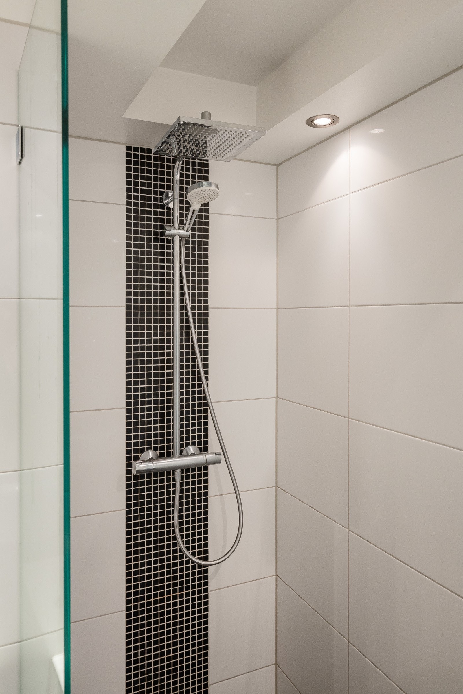 Dusjhjørne med innfellbare dusjdører Galleribilde