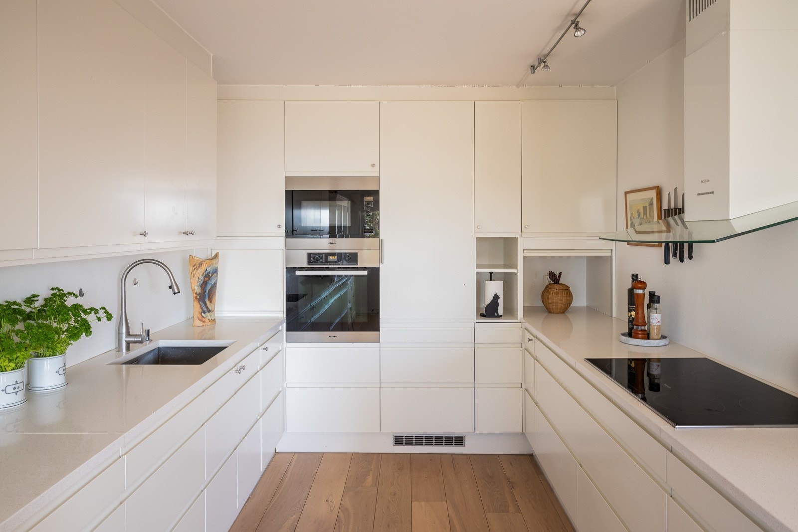 Moderne og tidsriktig kjøkkeninnredning fra HTH med glatte fronter og kompositt benkeplate Galleribilde