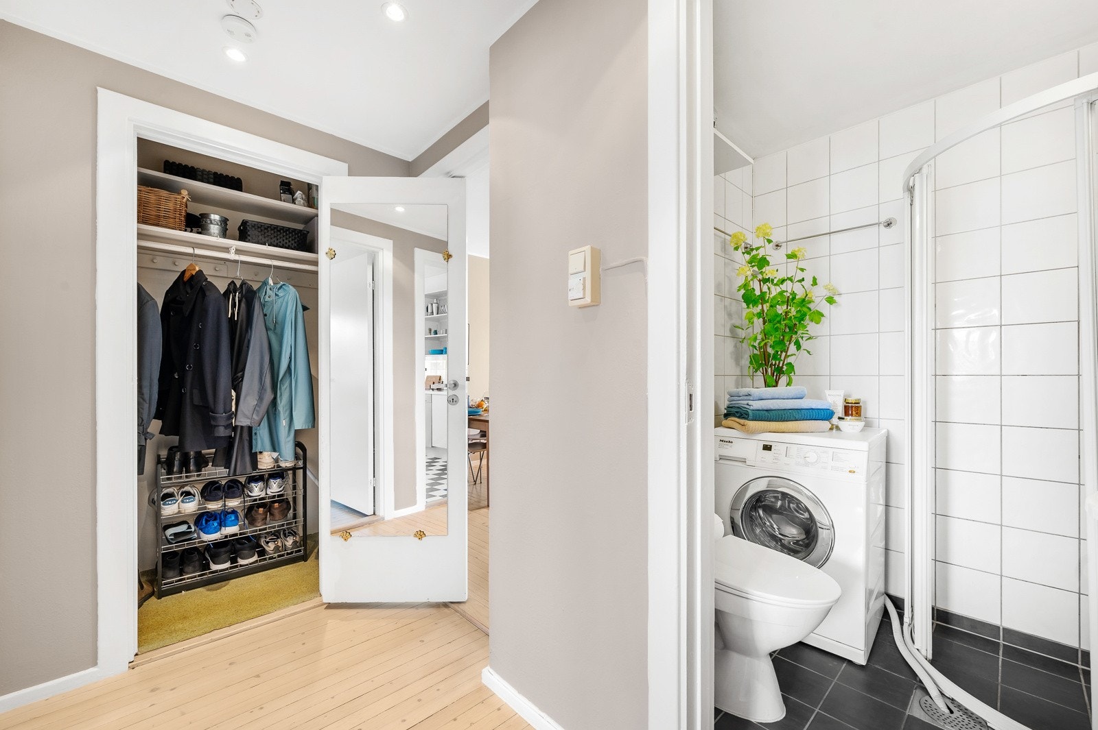 Gangen har en god størrelse, som binder leilighetens rom på en god måte og skaper en fin flyt mellom rommene. Galleribilde