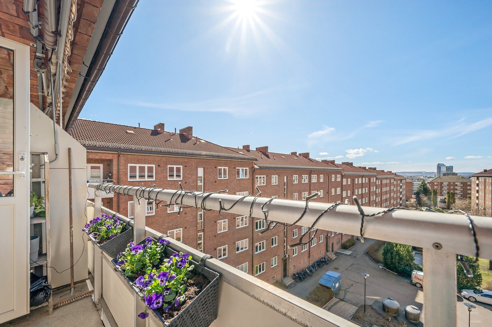 Er du glad i sol kan du nyte den på balkongen fra ca. midt på dagen og utover kvelden. Galleribilde