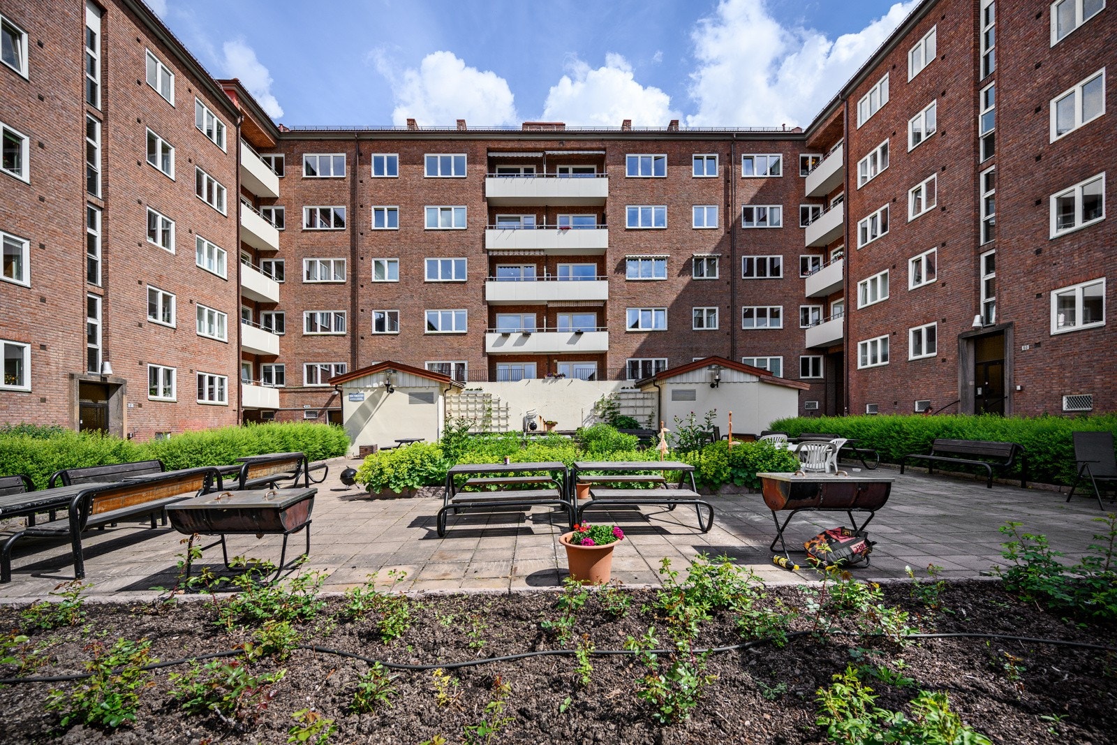 Her vil du finne flere sittegrupper og grillplass med to griller. Hva med å be inn hele vennegjengen til sommeren? Galleribilde