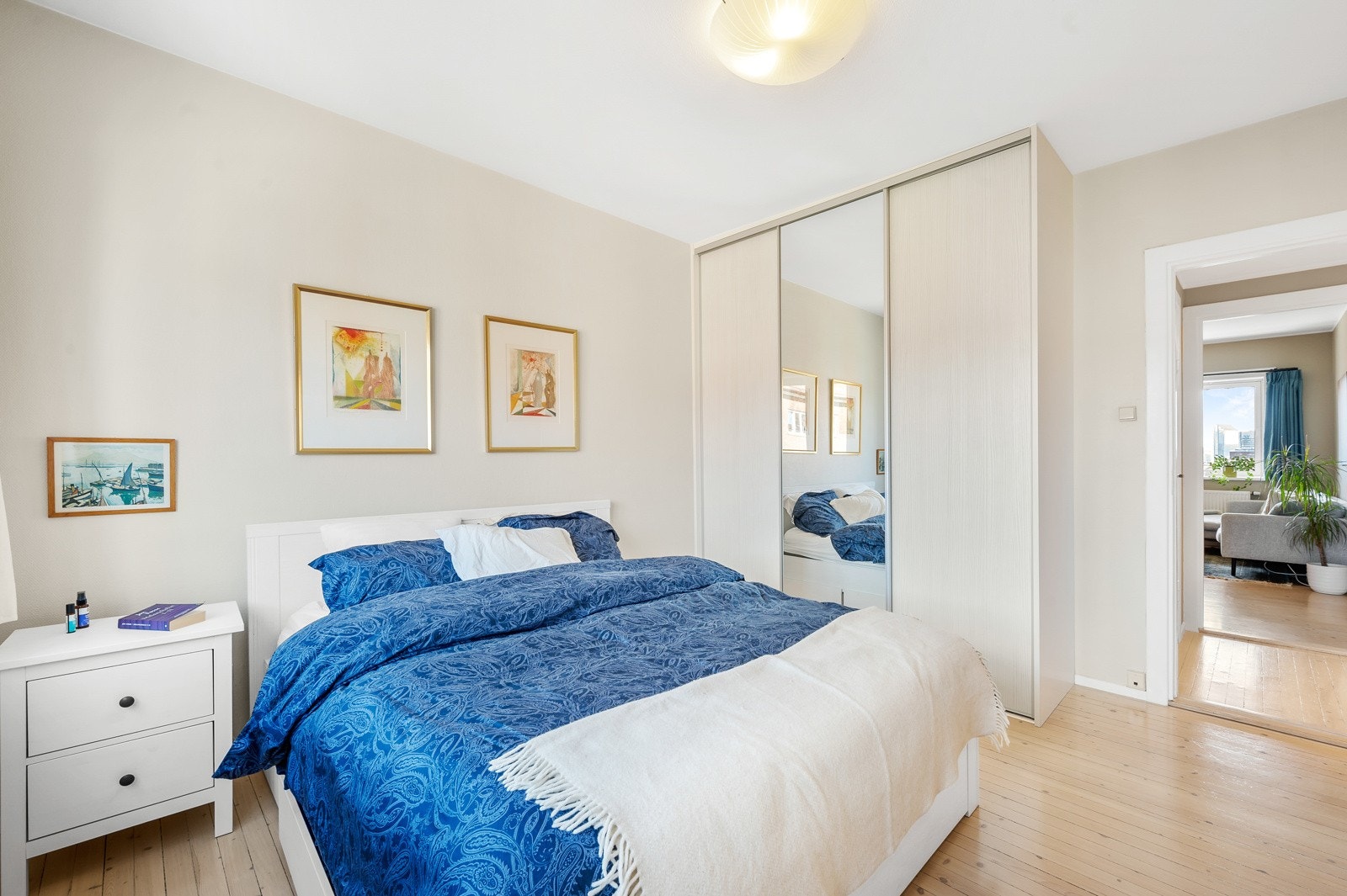 Rommet oppleves som stor og lyst, hvor du har god lagringsplass til det du måtte ønske. Galleribilde