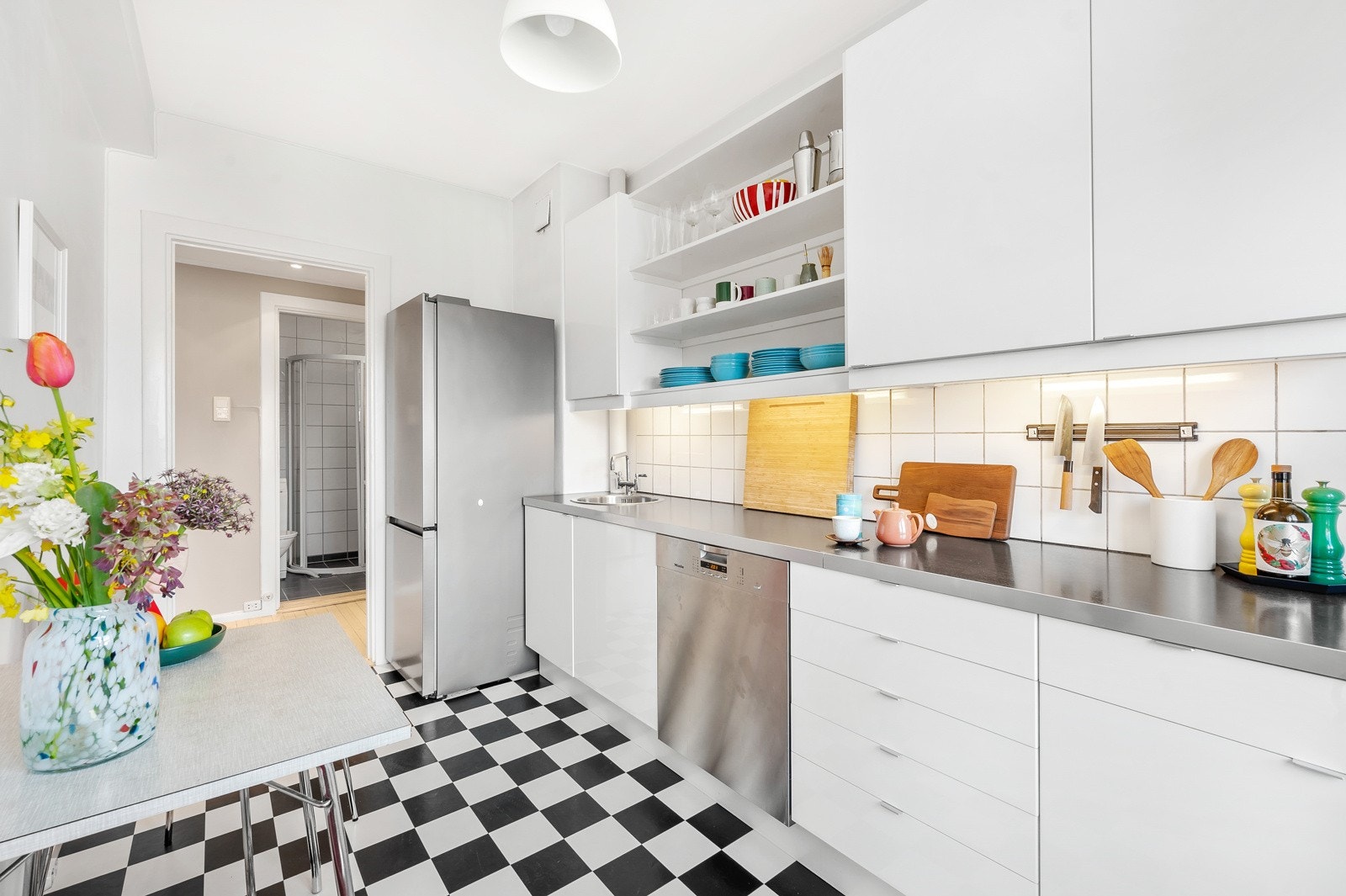 Kjøkkenet er praktisk plassert i separat rom. Galleribilde