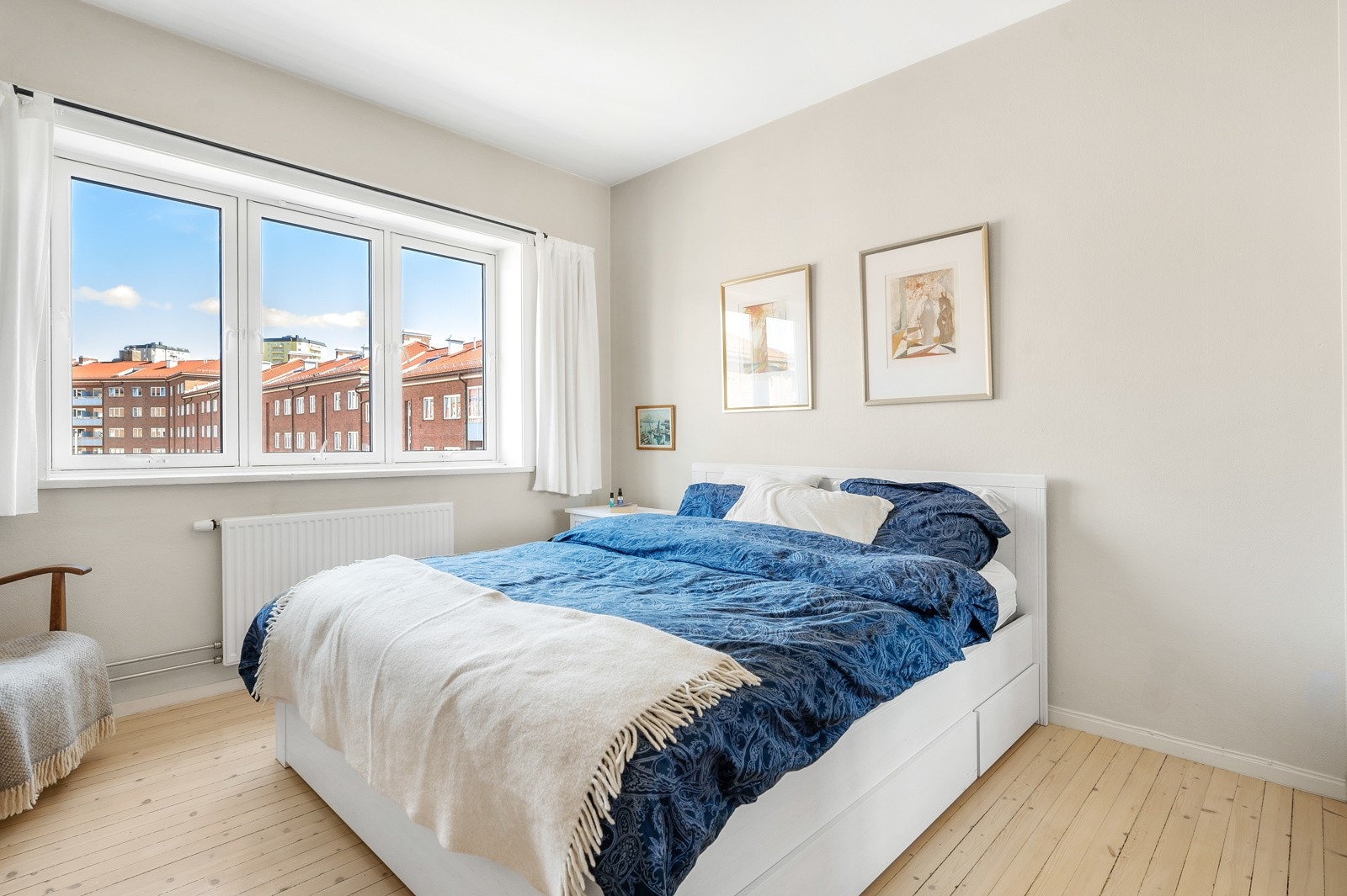 Soverommet har en svært god størrelse, hvor det er plass til stor dobbeltseng, garderobeløsninger og nattbord. Galleribilde