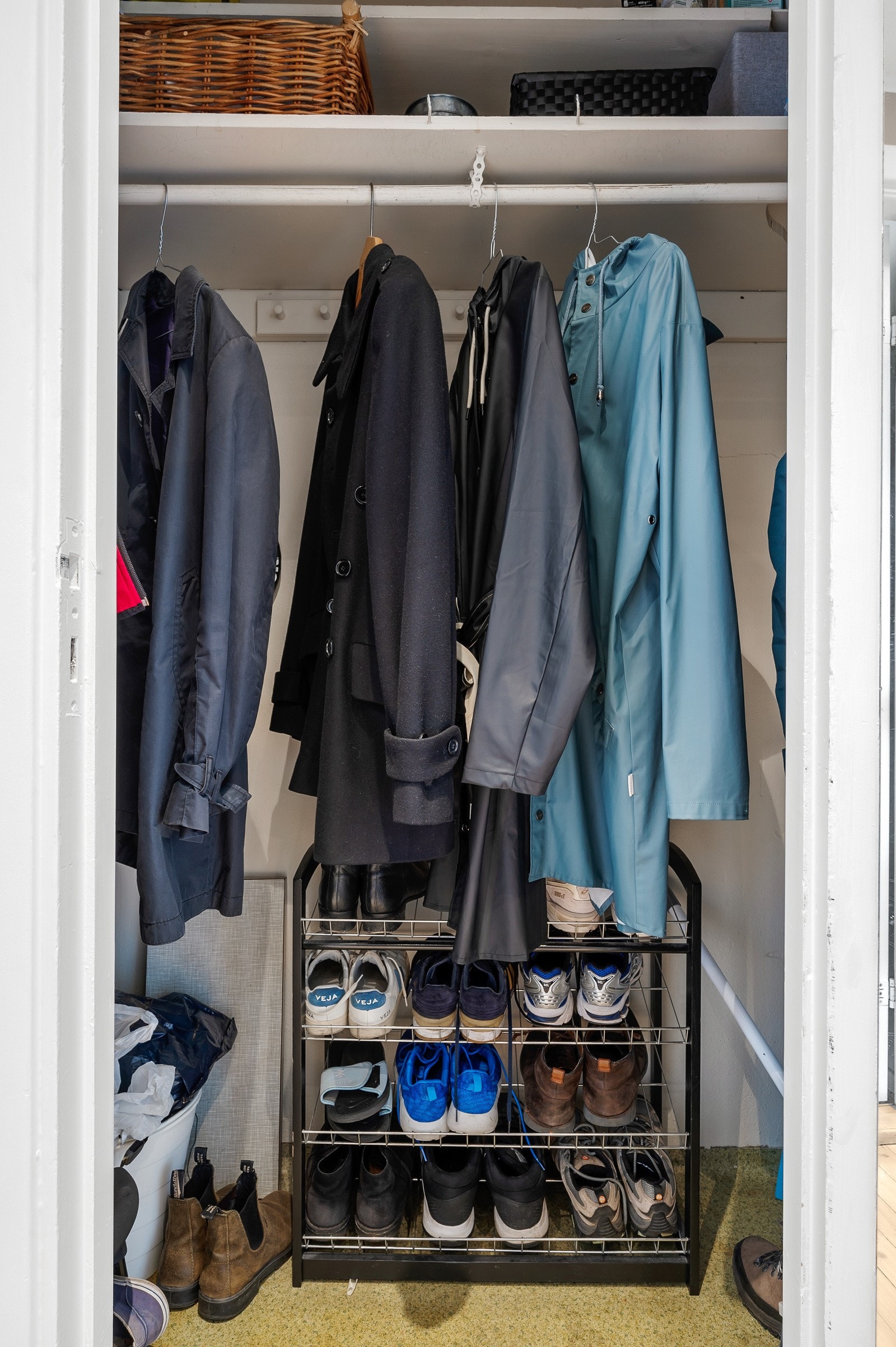 Praktisk innvendig bod som gir deg god plass til oppbevaring av alt fra sko og klær, til moppestativ og støvsuger. Galleribilde