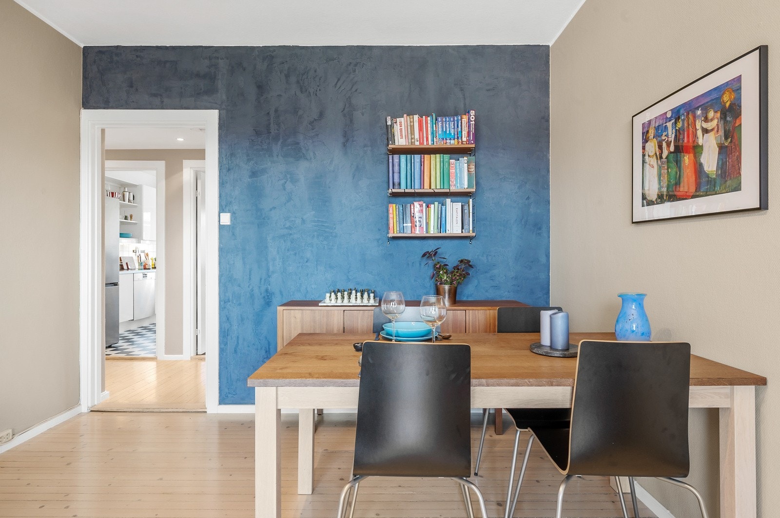 Det er langt opp til taket! Hele 2,65 m, noe som gjør at leiligheten oppleves som luftig. Galleribilde