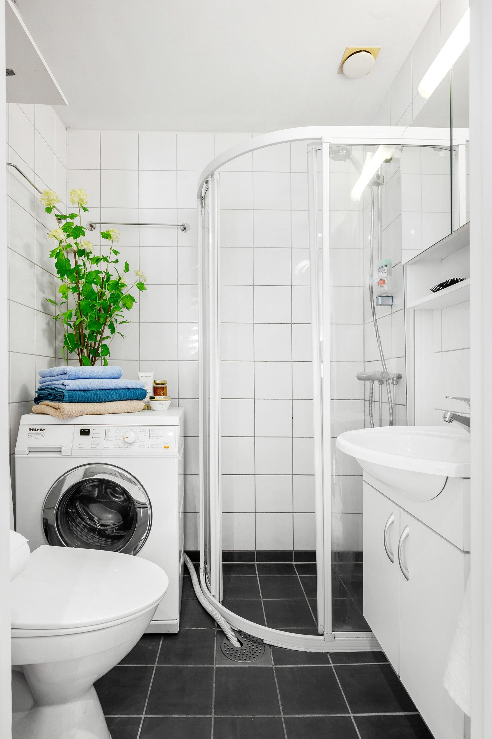 Badet er pusset opp i regi av borettslaget og har flislagte gulv og vegger, gulvvarme og opplegg for vaskemaskin. Toalettet er nytt i 2022 og blandebatteri i dusj er byttet i nyere tid. Galleribilde