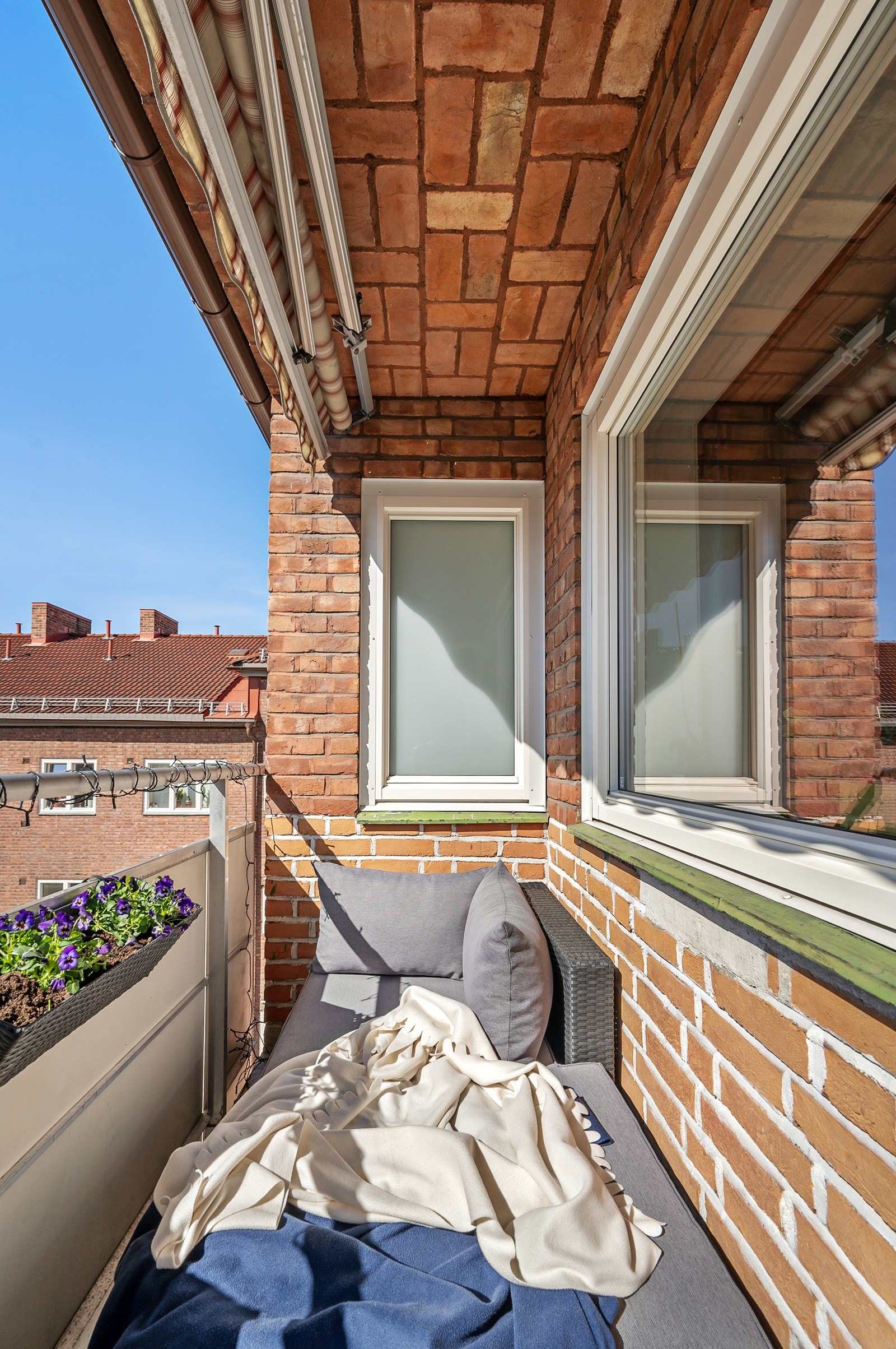 Her får du plass til utemøblement og det er tillatt å bruke elektrisk grill. Galleribilde